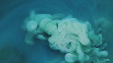 Mürekkep sıvısını karıştır. Akrilik rengi. Odaklanamayan mavi bulut parlak sıvı parçacıkların dumanı soyut yaratıcı arka planda yükseliyor..