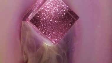 Parlak parlatıcı. Parlak parlak boya. Parlak sarı mor renk akışı duman parlayan küp küp mürekkep dokusu sanat ışığı arka planında yüzüyor.