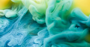 Duman karışımı. Sis akışı. Mavi turkuaz sarı kıvrımlı renk akışı. Boya karıştırma sanatı sıçratma Odaklanamayan soyut arkaplan dalgası.