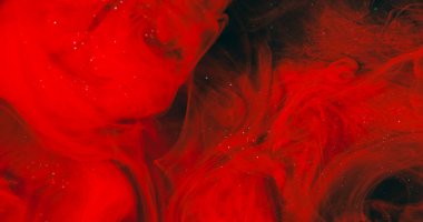 Sis dalgası. Sis mürekkebi kıvrılıyor. Sanatın içindeki kırmızı boya çözünmüş sıvıya karışıyor. Parıldayan parçacıklar renk kıvrımlı soyut siyah arkaplan akışı.