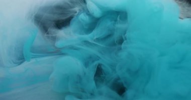 Sihirli duman. Boya karışımı. Mavi beyaz girdaplı gizemli dere. Renk pigmenti çözünen sanat soyut siyah arkaplan yüzen dalga çözünürlüğü.