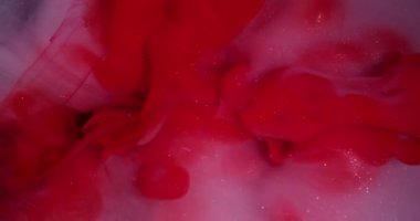 Duman girdabı. Sanat bulutu. Kırmızı pembe renkli su kıvılcımlı akış dokusu. Fantezi bükülmüş soyut mürekkep harmanlama arkaplanı.