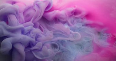 Sihirli duman. Boya karışımı. Mor pembe girdaplı gizemli akıntı. Renk pigmenti çözünen sanat soyut siyah arkaplan yüzen dalga çözünürlüğü.