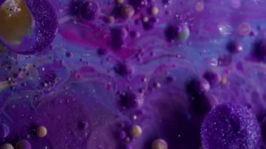 Renkli akış. Baloncuk döküldü. Boya karışımı. Yağ damlaları kaynayan suda eriyor. Mor kahverengi pigment soyut sanat arkaplanı sıçratıyor.