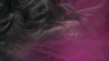 Sis sıçraması. Renkli boya. Parlak siyah pembe mürekkep bulutu soyut sanat ışığı arka planında yüzen parlak duman dokusu.