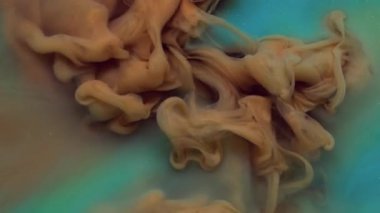 Dumanı karıştır. Buhar bulutu. Odaklanmamış turuncu bronz mavi renk akrilik soyutlama üzerinde dönen su patlaması akışında parlayan mürekkep..