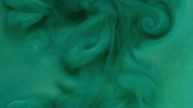 Buhar akışı. Mürekkep at. Yaratıcı sanat arka planında yüzen sıvı nemli buharda çözünmüş mavi renk bulutu kıvrılmış dokusu..