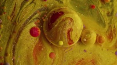 Renkli akış. Yağlı boya. Sanat sıvısı kabarcığı patlıyor. Dalgalar sarı altın sarısı, kırmızı mermer, soyut arka plan parıldıyor..