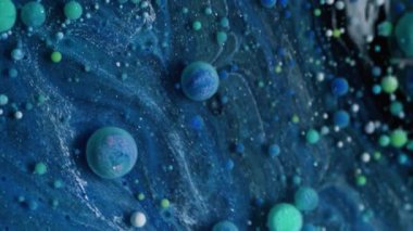 Kozmos mürekkebi. Köpüklü sis. Renkli parıldayan mermer akıntısı yağ damlaları. Fantezi mavi uzay atmosferik gezegen yüzeyi soyut arkaplan.