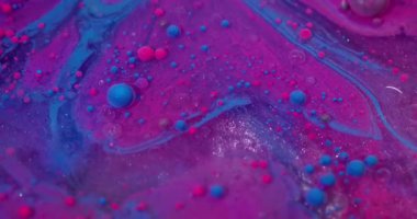 Boya maddesi. Akrilik kütle. Mor mavi karışımlı sıvı yağ akışı. Işıldayan renkli sanat kabarcığı emülsiyon akışı soyut arkaplanı bulanıklaştırır.