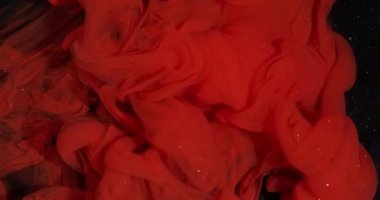Sis dalgası. Sis mürekkebi kıvrılıyor. Sanatın içindeki kırmızı boya çözünmüş sıvıya karışıyor. Hipnotik ışıltılı akış rengi kıvrımlı soyut siyah arkaplan.