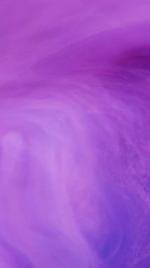 Dikey video. Bulut girdabı. Boya sıçraması. Soyut sanat arka planında hareket eden sönük parlak neon rengi mürekkep buharı..