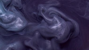 Parıldayan sıvı. Köpüklü duman. Soyut yaratıcı arka planda dönen su akrilik bulutunda çözünmüş mavi mor renk boya.