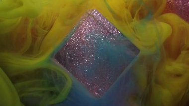 Karışık ton. Boya dökülmüş. Parlak sarı renkli akış duman kübü simli bulut mürekkebi deseni soyut sanat ışığı arka planında yüzüyor..