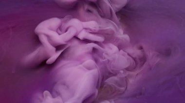 Duman pigmenti. Dönen mürekkep. Odaklanmamış mor renkli su akrilik simli doku soyut yaratıcı ıslak sanat arka planında yüzüyor..