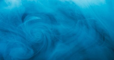 Duman girdabı. Buhar akışı. Mavi pigment spirali suda çözünür. Soyut kıvrımlı mürekkep harmanlanmış renk çözünmüş gökyüzü dokusu arkaplanı.