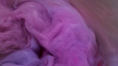 Akrilik sis. Mürekkep suyu. Bulanık pembe mavi renk buhar sıvı sıçrama parlak sıvı soyut yaratıcı arka plana yayılıyor.