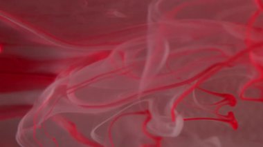 Mürekkep ıslak etkisi. Görüntü akışı sıvısı. Odaklanmamış beyaz parlak sıvı, soyut sanat ışığı arka planında bulut buharı dokusu dalgası bırakıyor.