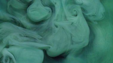 Boya fırıldağı. Renk bulutu. Odaklanamayan yeşil sıvı akrilik kimyasal sıvı duman soyut akrilik yaratıcı arka planda yayılıyor.