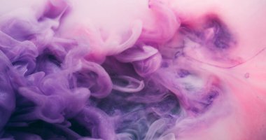 Duman karışımı. Sis akışı. Mor pembe kıvrımlı beyaz renk akışı. Boya karıştırma sanatı sıçratma Odaklanamayan soyut arkaplan dalgası.