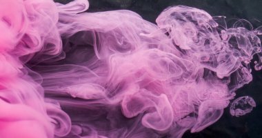 Duman girdabı. Sanat bulutu. Pembe renk patlama suyu girdabı akış dokusu. Siyah arkaplana odaklı olmayan fantezi mürekkep karışımı.