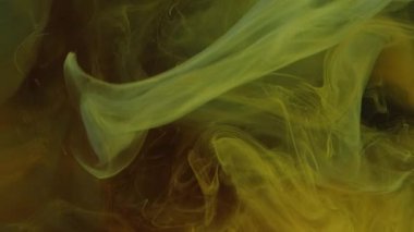 Mürekkep suyu girdabı. Duman dokusu. Odaklanamayan sarı renkli sis dalgası kara soyut sanat arka planında yüzen su altı akış hareketi.