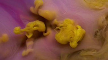 Harman damlası. Akan boya. Bulanık sarı mor duman buharı suyu nemlendirici sıvı soyut yaratıcı sanat arka planında yüzüyor..