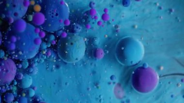 Pigment patlaması. Kabarcık mürekkebi. Mavimsi mavi emülsiyon yüzen jel akrilik damlalar. Dalga karıştırma parçacıkları renkli soyut arkaplan.