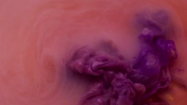 Parlayan dalga. Boya karışımı. Odaklanmamış pembe turuncu renkli duman girdap dokusu sıvı sıvısı soyut sanat arka planına yayılıyor.