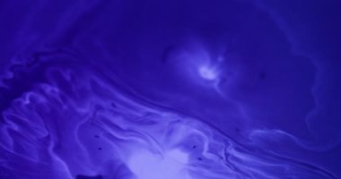 Mürekkep değişimi. Pigment eridi. Akrilik sıvıda yayılan beyaz mor yuvarlak leke. Sanat karışımı renk akışı soyut odaklanmış arkaplan.