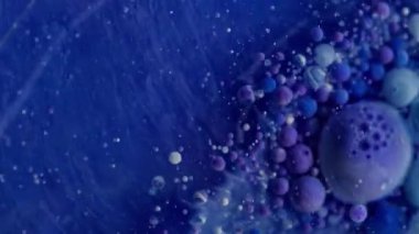 Sanat sıvısı. Mavi emülsiyon. Yağ kabarcıkları. Çok renkli sıvı duman karışımı jel damlaları. Pürüzsüz dalga soyut sanat arkaplanını boya.