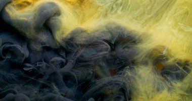 Mürekkep akışı. Boyayla boyanmış. Sarı sıvı boya akışı. Sanat buhar dalgası soyut bulanık, siyah altın parıltılı arkaplan.