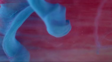 Mürekkep suyu girdabı. Bulanık boya sisi. Odaklanmamış mavi renk parlıyor sıvı damlalar akışkan buhar doku dalgası soyut arkaplanda.