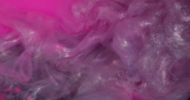 Duman sıvısı. Buharı boya. Pembe su rengi pigment dalgası soyut mor gümüş parıldayan arkaplanı harmanlıyor. Buhar fantazisi köpüklü boya.