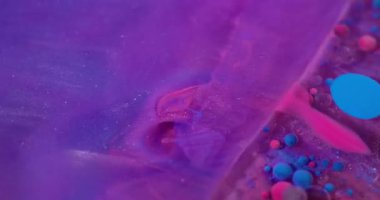Emülsiyonu bırak. Yağlı boya balonu. Işıl ışıl menekşe sıvısında renkli jel top akışı. Sanat dalgası parçacıkları soyut odaklanmış arkaplan.