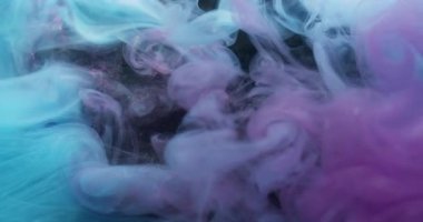 Bulut sıçraması. Köpüklü sıvı. Mavi mor parlak fırıl fırıl dönen boya akışı. Siyah arkaplanda sanat sisi renkli su fantezi karışımı.