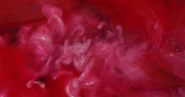 Bulut sıçraması. Köpüklü sıvı. Beyaz parlak boya akışı. Sanat sisi bulanık kırmızı parlak renkli su fantezi arkaplanı.