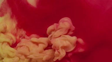 Haze spreyi. Suyu boya. Bulanık kırmızı kırmızı duman sıçrama egzoz parlatıcı sıvısı soyut akrilik arka planda yayılıyor..