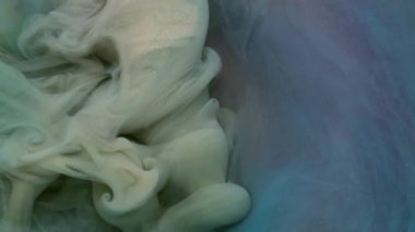 Harman damlası. Akan boya. Odaksız mavi duman kimyasal ıslak buhar suyu soyut sanat yaratıcılığı arka planında yükseliyor..