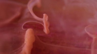 Köpüklü boya suyu. Bulanık renk örtüsü. Odaklanmamış bronz parlayan sıvı damlalar soyut ışık arka planında sıvı buhar dokusu dalgası.