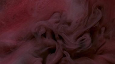 Dalga sisi. Sis mürekkebi. Odaklanmamış mor renk akışı duman suyunda parlak kimyasal sıvı soyut koyu siyah arkaplanda yüzüyor..