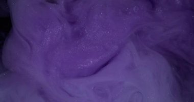 Galaksi boyası. Boyayla boyanmış. Fantezi bulutu suyun altında kaynaşıyor. Menekşe rengi parlatıcı pigmenti çözünmüş kıvrım akış arkaplanı.