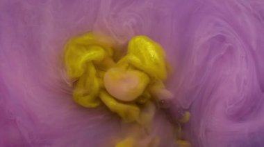 Mürekkep sıvısını karıştır. Akrilik rengi. Su taneciklerine dökülen sarı bulanık bulutlar soyut yaratıcı arkaplana yayılıyor..