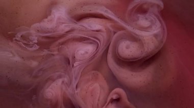 Su altı bulanıklığı. Mürekkep akışı. Odaklanmamış pembe renk sıvı kimyasal pigment su dokusu koyu siyah soyut sanat arka planında uçuyor..