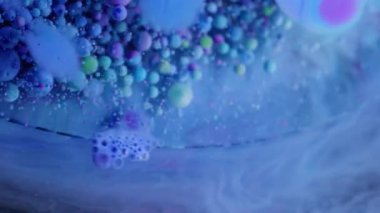 Jel damlası. Acryl kabarcığı. Mavi akım köpüklü yağ dairesi emülsiyon dokusu. Suyun soyut duman arka planında renkli mürekkep damlaları.