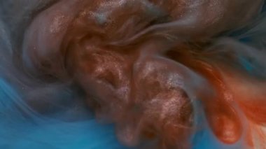 Su altı boyası. Sıvı mürekkep. Odaklanmamış mavi mor buhar dokusu dalgalanan su soyut sanat arkaplanı üzerinde yüzüyor..