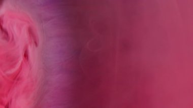 Patlama bulutu. Mürekkep rengi su. Odaklanmamış pembe parlak parlak sıvı damlalar soyut sanat ışığı arka planında sıvı buhar dokusu dalgası.