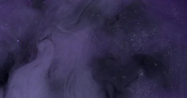 Duman patlaması. Duman boyası. Mor köpüklü suda siyah dalga pigmenti döküldü. Renk akışı boyası odaklanmış kozmik soyut kıvrım arkaplanı.