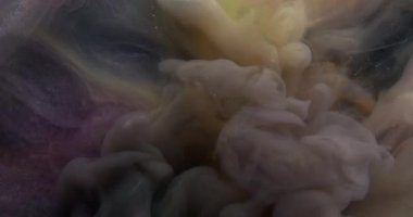 Duman patlaması. Buharı boya. Siyah sarı renkli pigment dalgası soyut bulanık siyah arkaplanı harmanlıyor. Buhar girdabı fantezi köpüklü boya.