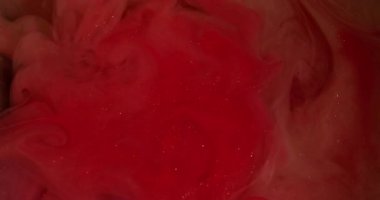 Bulut karışımı. Dalga sisi. Suyun altında parlak sıvı mürekkep fantazisi kıvrılıyor. Kırmızı bej, soyut kimya, ışıl ışıl, su sıçratan, odaklanmış arka plan..